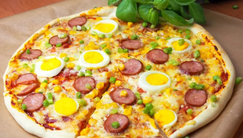 Kiedy wbić jajko na pizzę z jajkiem, by uniknąć zakalca?