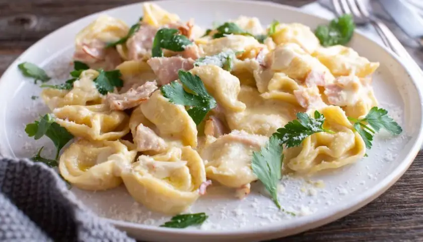 Czym podać tortellini z szynką? 15+ pomysłów na sosy i dania!