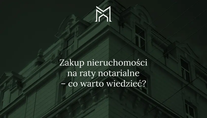 Elegancki budynek, na którym widnieje napis "Zakup nieruchomości na raty notarialne – co warto wiedzieć?".
