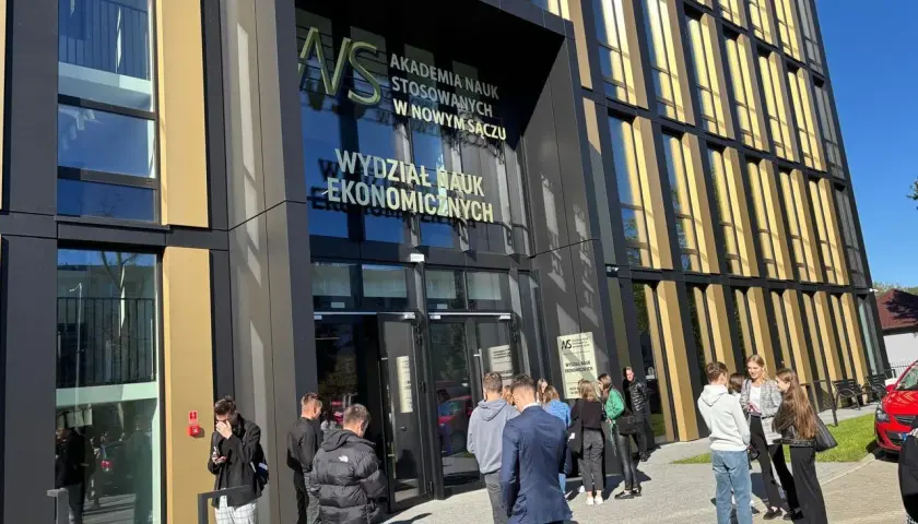 Grupa studentów przed Akademią Nauk Stosowanych w Nowym Sączu. Wydział Nauk Ekonomicznych, kierunkowy 18 Polska.