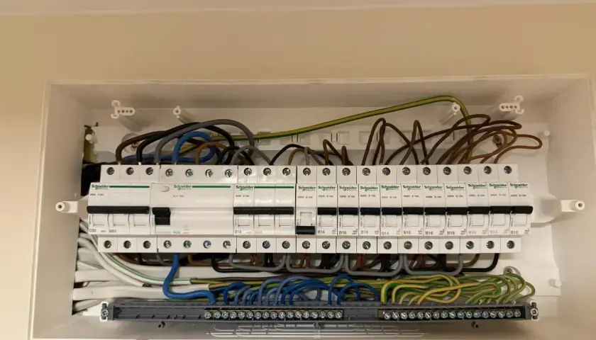 Rozdzielnica elektryczna z bezpiecznikami. Zastanawiasz się, jaki bezpiecznik do indukcji? Tutaj widzisz zabezpieczenia B16, B10, C20 i 40A.