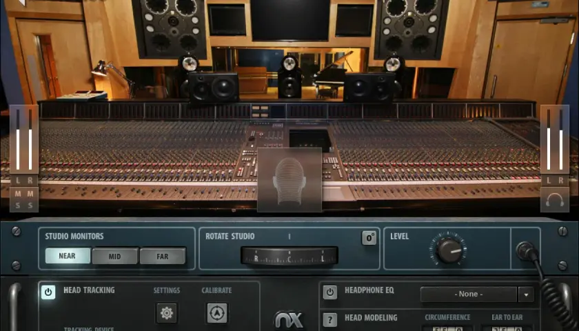 Das Abbey Road Studio 3 mit Mischpult, Lautsprechern und Piano. Waves Audio-Software mit Head Tracking und EQ-Einstellungen.