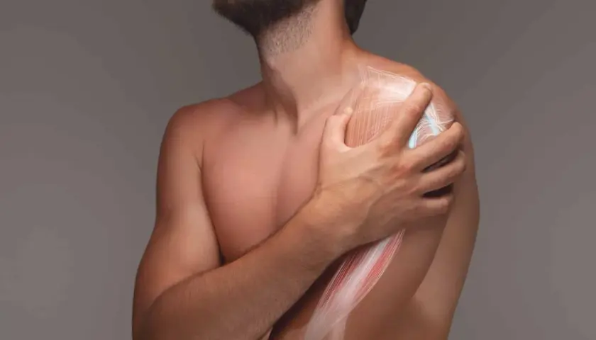 Homme tenant son épaule douloureuse, illustration des muscles du biceps. Comment soigner tendinite long biceps.