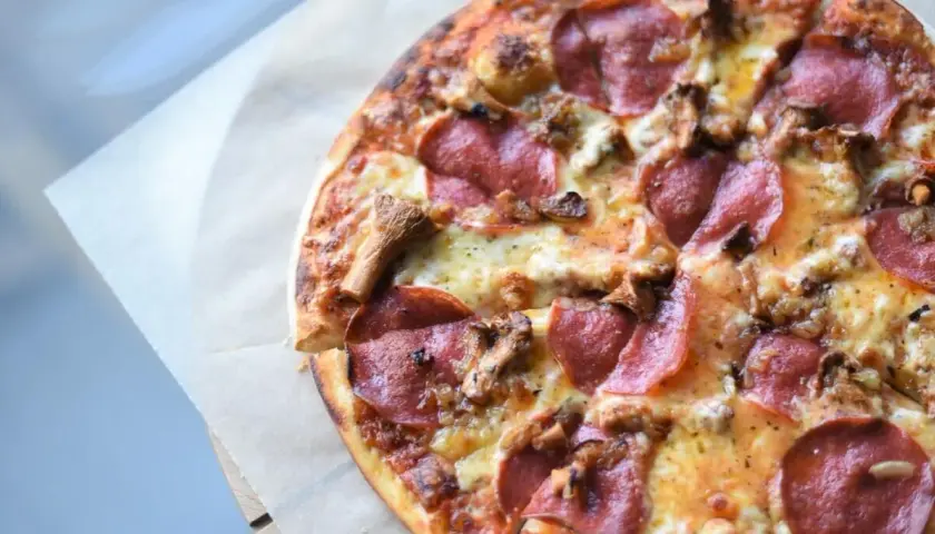 Jaką szynkę do pizzy wybrać, aby uniknąć przeciętnego smaku?
