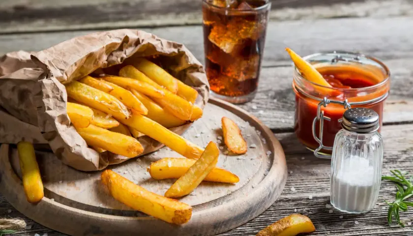 Idealna temperatura do smażenia i pieczenia frytek, aby były chrupiące
