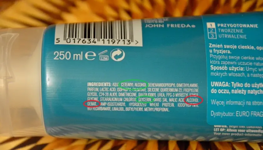 Składniki kosmetyku John Frieda zawierają alkohol denat, który pomaga w aplikacji i utrwaleniu fryzury.