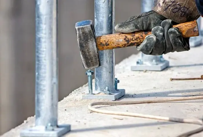 Kotwy do betonu: Jak wybrać? Bezpieczeństwo i trwałość mocowań