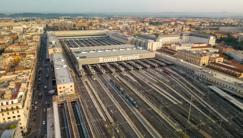 Vista aerea di Roma Termini, la stazione ferroviaria principale. La risposta alla domanda quale stazione di Roma è più vicina al centro è proprio questa.