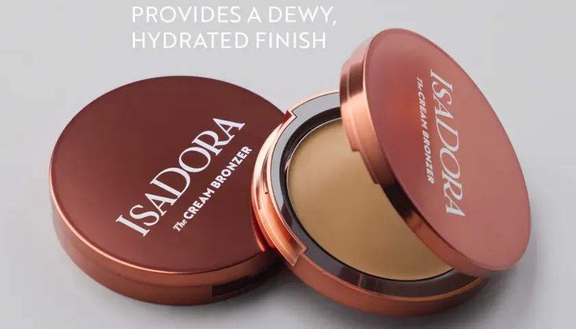 Två Isadora The Cream Bronzer-burkar, en öppen med krämig bronzer, ger en daggig, återfuktad finish.