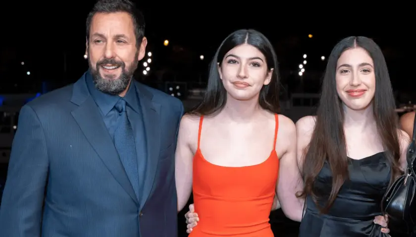 Adam Sandler z córkami Sadie i Sunny na czerwonym dywanie.