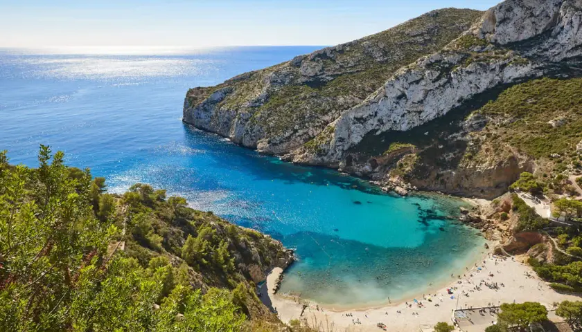 Una cala idílica con aguas turquesas, ideal para disfrutar de playas cerca de Valencia con poca gente. Un paraíso natural.