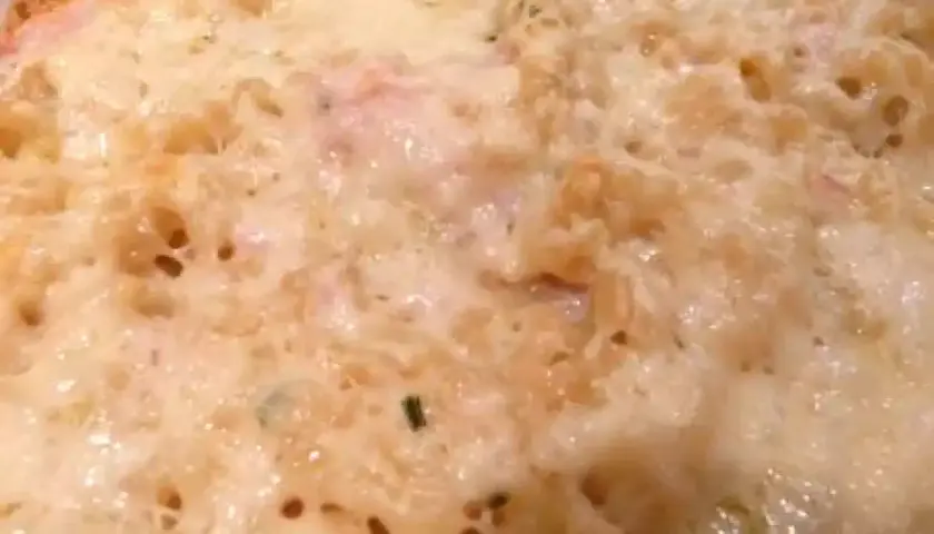 Un gratin de coquillettes au jambon, doré et gratiné, prêt à être dégusté.