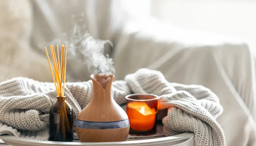 Difusor de aromas, velas y varillas para crear un ambiente acogedor y saber como hacer que huela bien la casa.