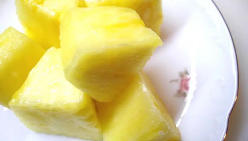 Kawałki ananasa z puszki na talerzyku. Zastanawiasz się, ile kalorii ma ananas z puszki?