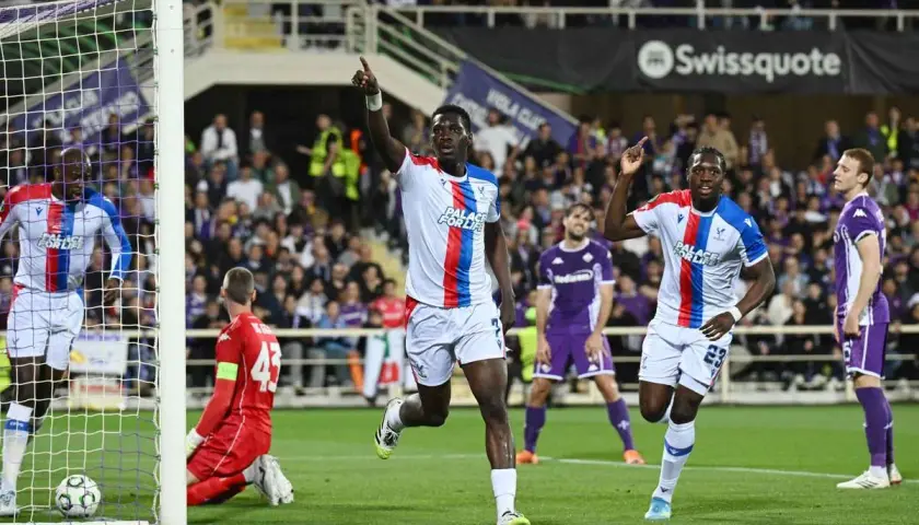 Piłkarz Crystal Palace świętuje bramkę. Kibice i zawodnicy w fioletowych strojach obserwują akcję. To może być zapowiedź przyszłych crystal palace transfery.