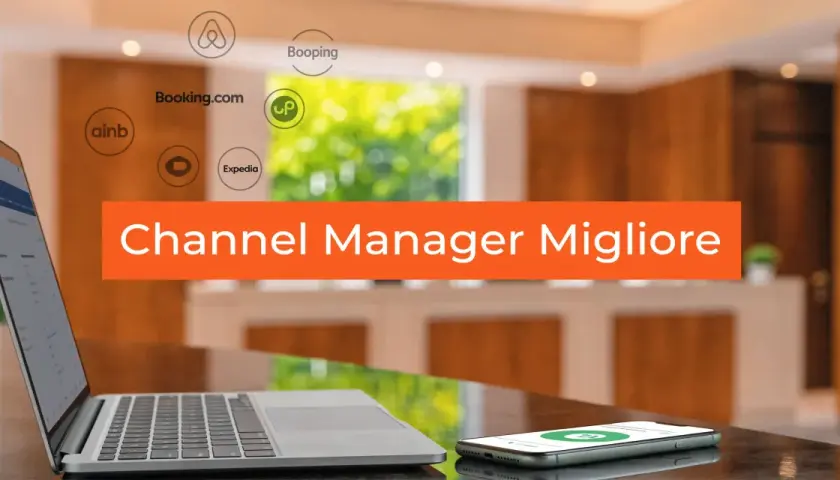 Laptop e smartphone su un tavolo, con loghi di piattaforme di prenotazione e la scritta "Channel Manager Migliore".