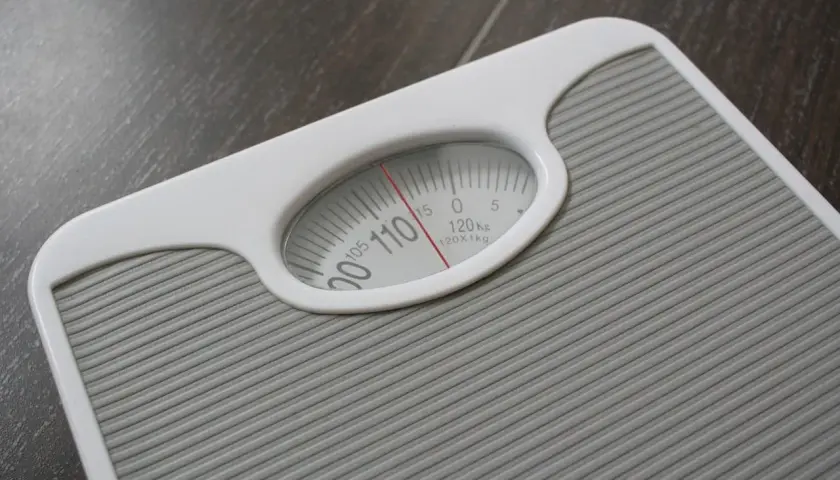 Waga łazienkowa pokazuje 110 kg. Zastanawiasz się, dlaczego waga nie spada? Może czas na zmiany w diecie i aktywności?