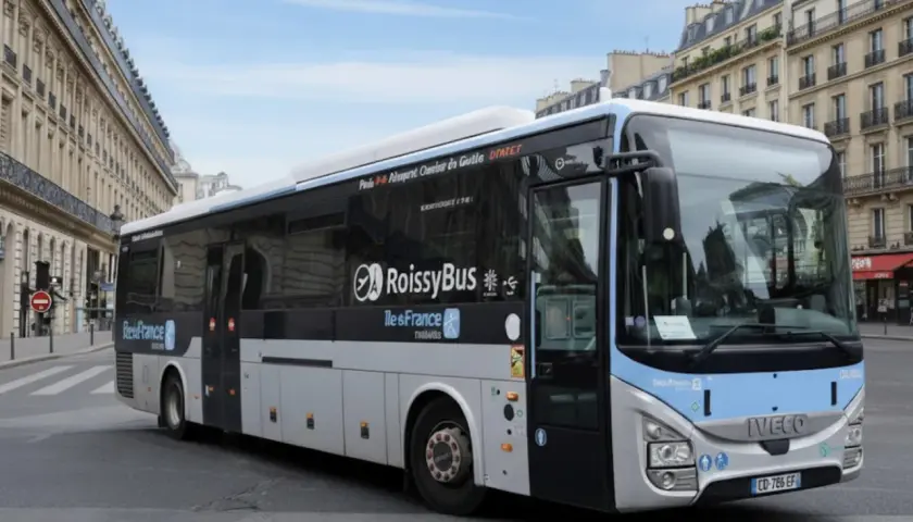 Autobus RoissyBus na ulicy w Paryżu, z widocznymi napisami "RoissyBus" i "Île-de-France".