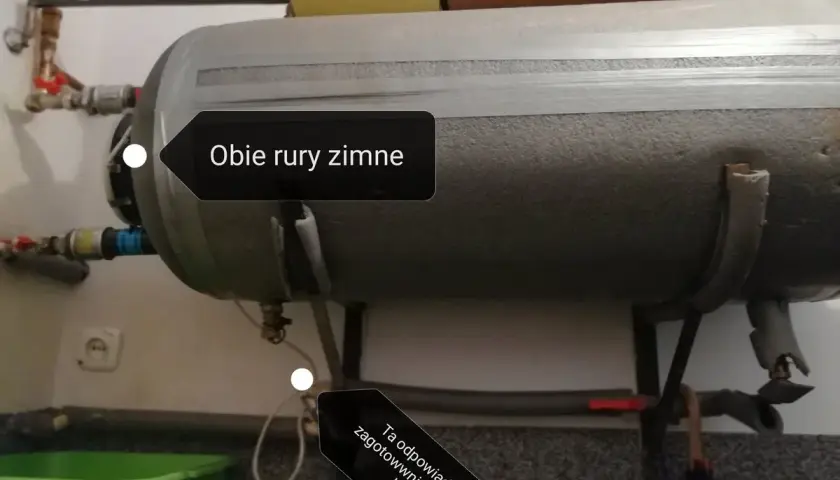 Grzejniki gorące, a woda zimna. Obie rury zimne, ta odpowiada wrazie zagotownia wody leci do kanalizy.