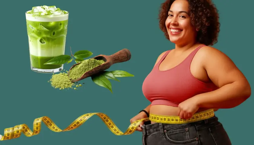 Frau misst ihre Taille mit einem Maßband, neben einem Glas Matcha-Eisgetränk und einem Löffel Matcha-Pulver. Matcha zum Abnehmen kann helfen!