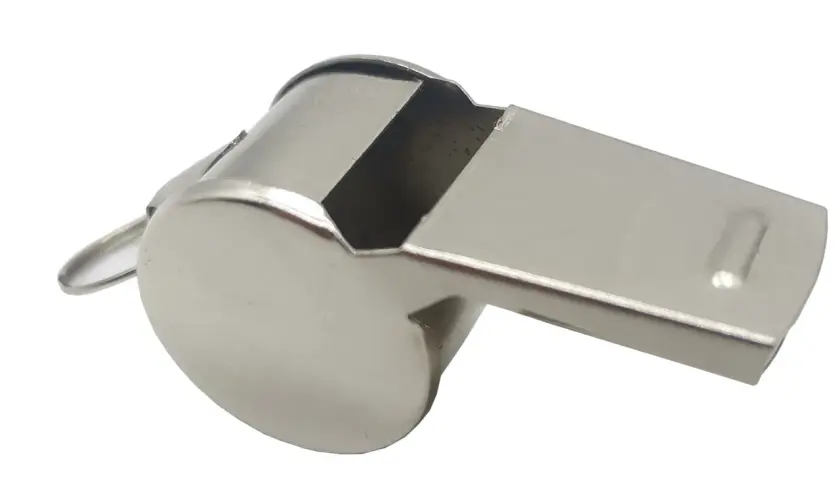 Metalowe gwizdki sędziowskie, gotowe do rozpoczęcia meczu.
