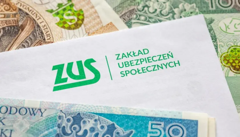 Koperta ZUS na tle polskich banknotów. Czy to zapowiedź wzrostu średniej emerytury w Polsce?