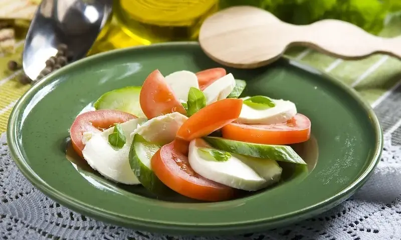 Najlepsze sosy do pomidorów z mozzarellą – odkryj smakowe połączenia