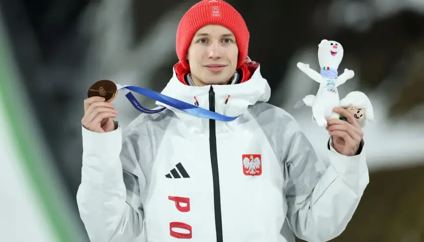 Polski sportowiec z brązowym medalem olimpijskim i maskotkami. To jego emerytura za medal olimpijski.
