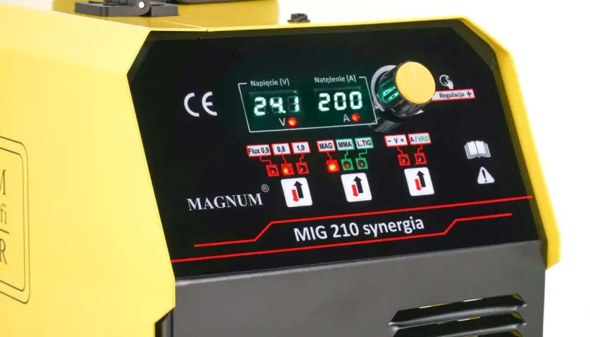Panel sterowania spawarki Magnum MIG 210 synergia z wyświetlaczem napięcia 29.9V i natężenia 200A.