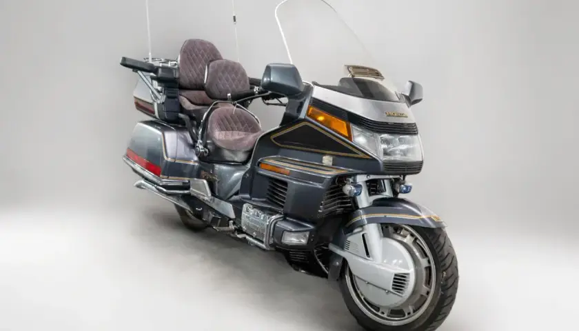 Szary motocykl Honda Goldwing 1500, idealny na długie trasy. Zastanawiasz się nad honda goldwing 1500 spalanie?