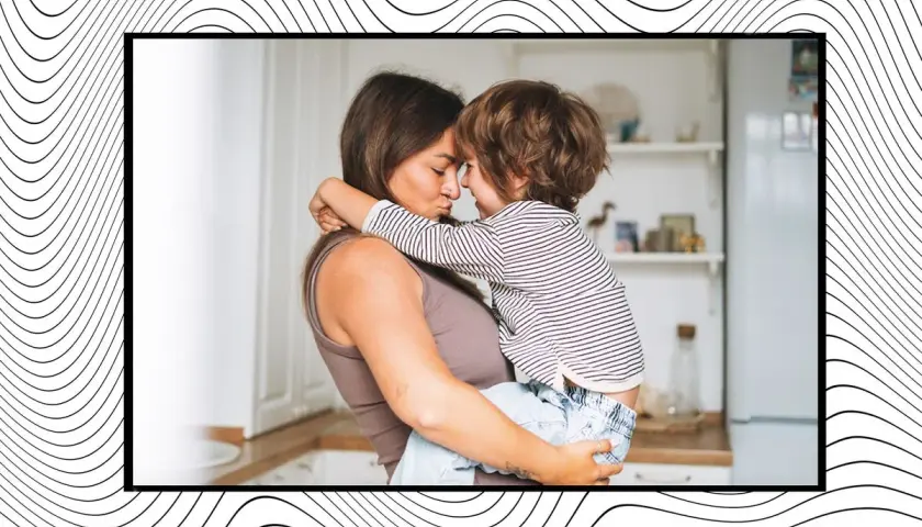 Madre abraza a su hijo, un momento tierno que inspira frases inolvidables para un hijo.