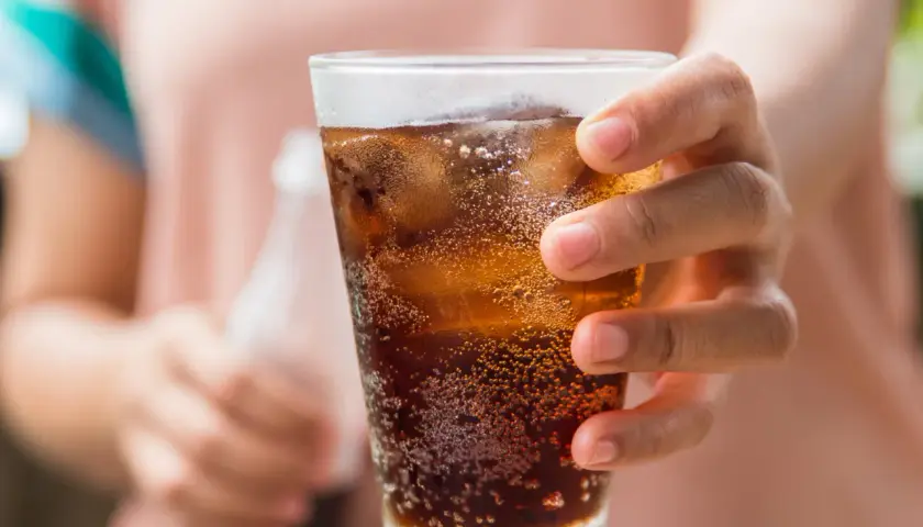 Ile kalorii ma drink whisky z colą? Sprawdź, ile naprawdę zyskujesz
