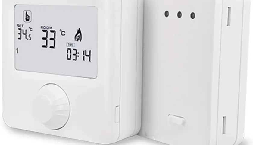 Termostato digital blanco con pantalla LCD mostrando temperatura y hora. Ideal para programar la calefacción y ahorrar energía.
