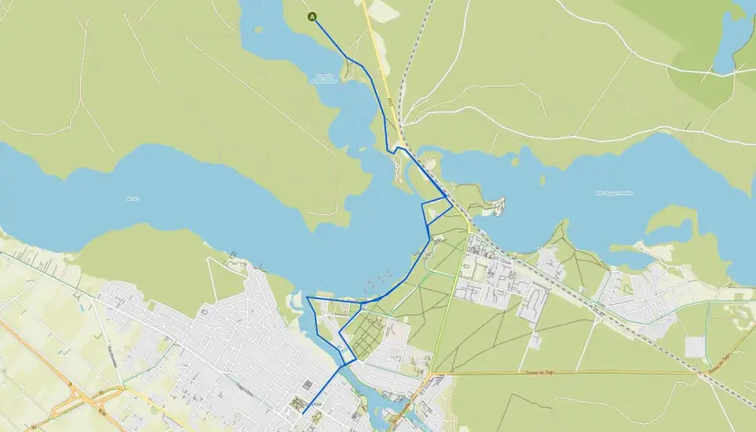 Mapa z zaznaczonymi trasami rowerowymi w Augustowie, prowadzącymi wzdłuż jezior i przez miasto.