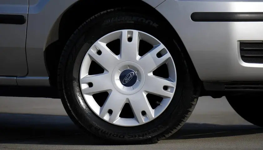 Detalle de la llanta de un coche Ford, con la válvula de la rueda visible.