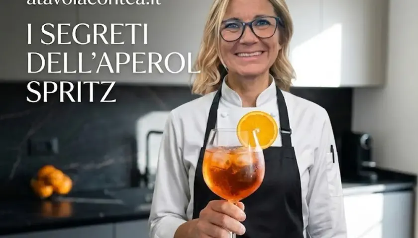 Donna sorridente con un bicchiere di Aperol Spritz, decorato con una fetta d'arancia. La scritta "I segreti dell'Aperol Spritz" è visibile.