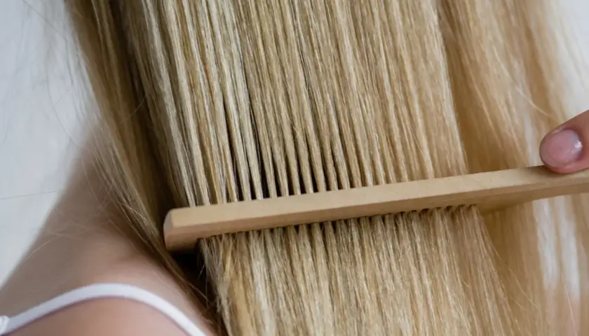Jasne, oto propozycja:

Czesanie blond włosów drewnianym grzebieniem. Czy keratyna to proteiny? Włosy składają się głównie z keratyny, która jest właśnie białkiem.
