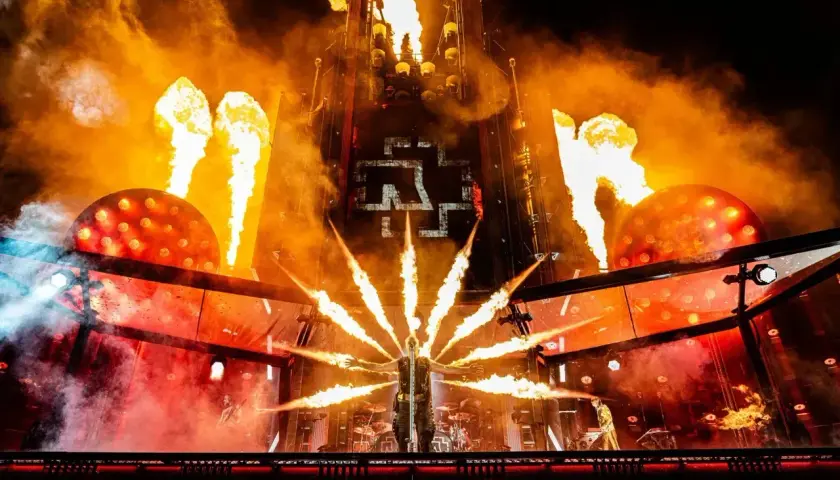Płomienie i pirotechnika na scenie podczas koncertu Rammstein. Fani z niecierpliwością czekają na rammstein koncerty 2026.