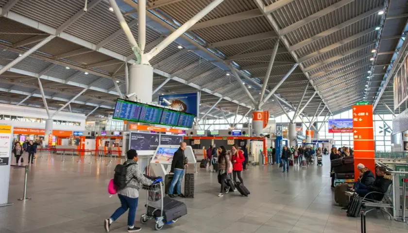 Jak dojechać z lotniska Chopina do centrum - szybkie i tanie opcje