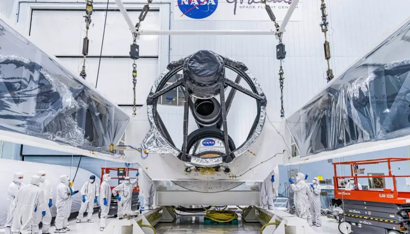 Zespół w białych kombinezonach pracuje nad teleskopem Nancy Grace Roman w NASA Goddard.