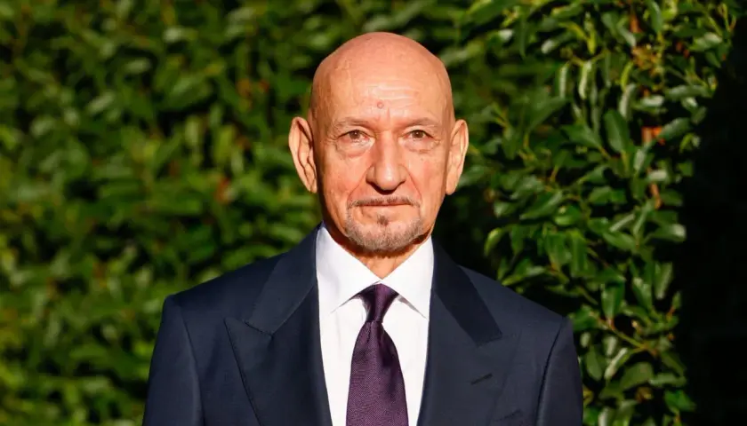 Sir Ben Kingsley, en stjärna i rollistan i Wonder, poserar framför grönska.