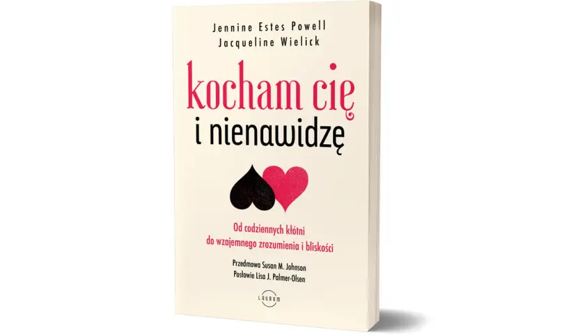 Okładka książki "Kocham cię i nienawidzę". Dwie serca, czarne i różowe, symbolizują skrajne emocje, które mogą pojawić się nawet przy zbyt częstym mówieniu "kocham cię".