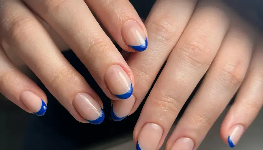 Manos con uñas francesas originales en azul vibrante. Un toque moderno y chic para un look sofisticado.