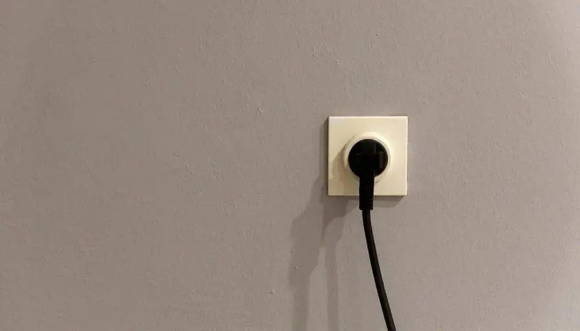 Gniazdko elektryczne z wtyczką, gotowe do podłączenia urządzenia. Optymalne rozwiązanie dla taryfy g12w.