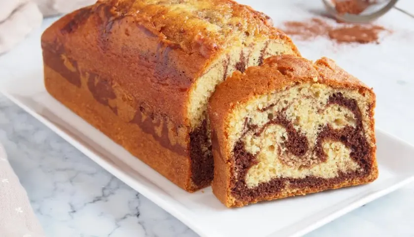 Bizcocho marmolado perfecto para tu próxima receta. Suave y con un delicioso marmoleado de chocolate y vainilla.