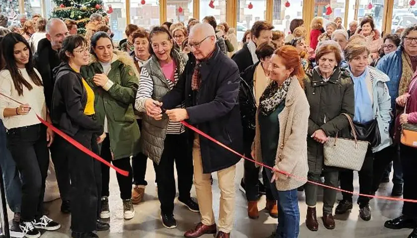 Inauguración de la agenda cultural Reinosa con corte de cinta.