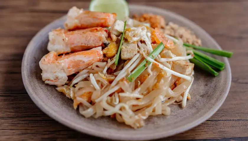 Pad Thai mit Garnelen, Tofu und Sojasprossen – ein authentisches Gericht nach original Thai Rezepten.