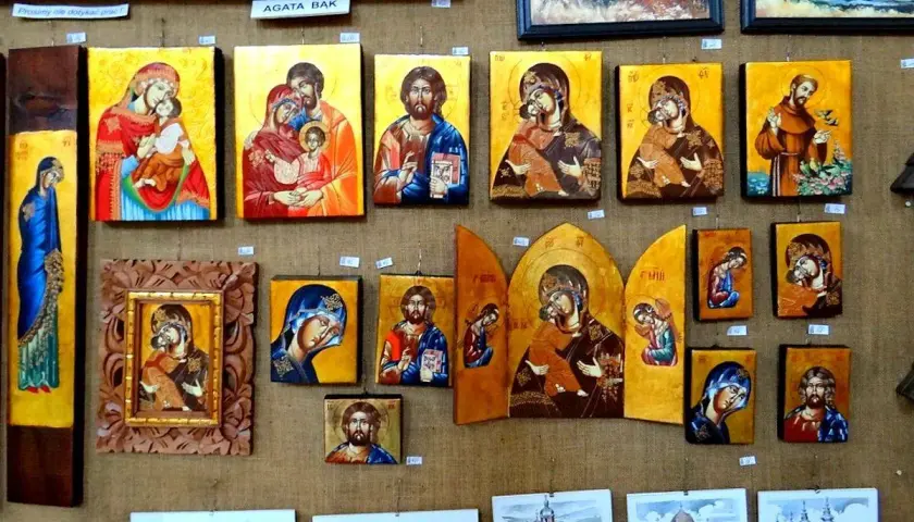 Ikony religijne w galerii sztuki synagoga. Obrazy przedstawiają Matkę Boską z Dzieciątkiem, świętych i krajobrazy.