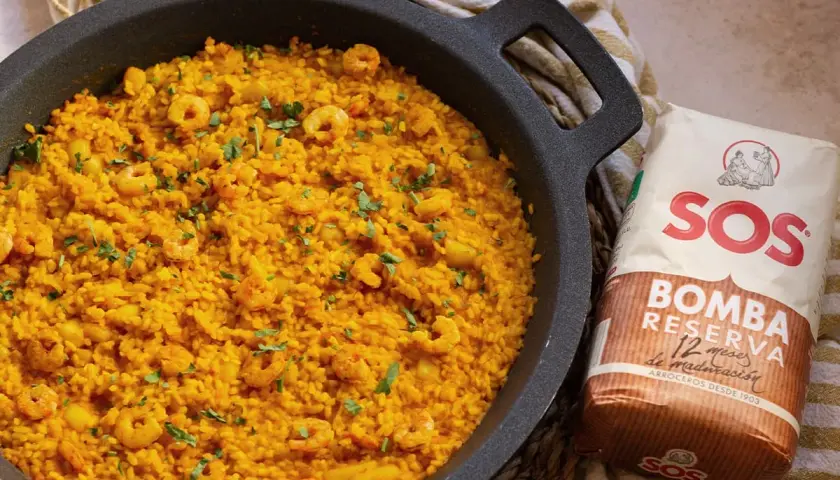 Arroz a banda con gambas, listo para servir. Acompañado de un paquete de arroz SOS Bomba.