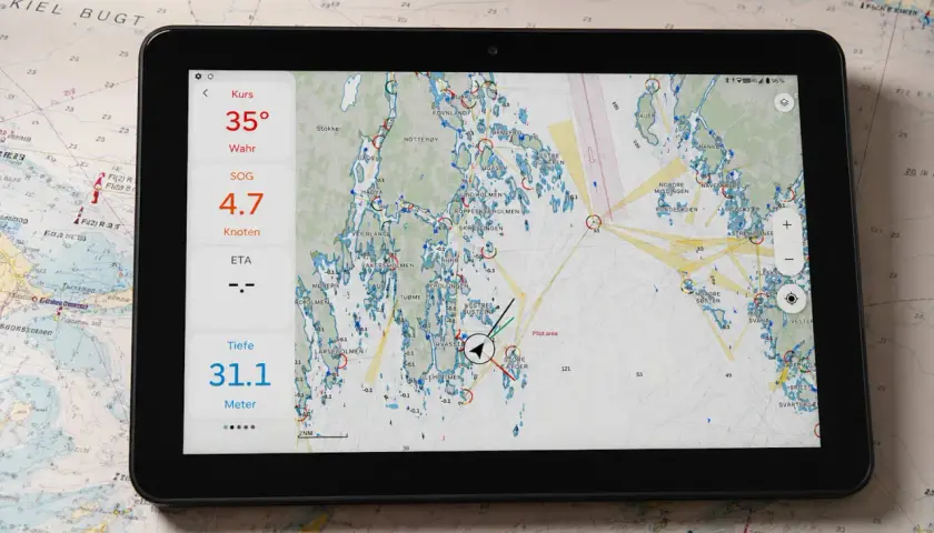 Tablet mit Seekarte und Navigationsdaten, Kurs 35°, Geschwindigkeit 4.7 Knoten, Tiefe 31.1 Meter. Incoterm fot.